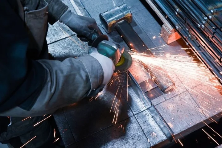 Grinding of a steel blade with sparks