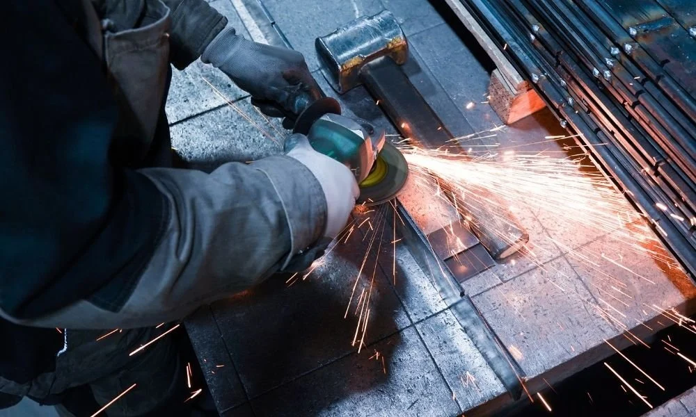 Grinding of a steel blade with sparks