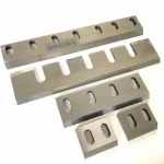 Straight granulator knives with slots